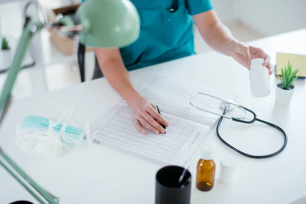 Young Female Doctor Medical Office Female Doctor Giving Medicals — Stock Photo, Image