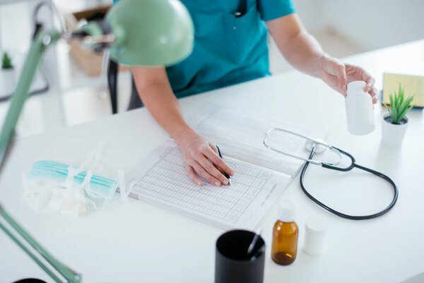 Young Female Doctor Medical Office Female Doctor Giving Medicals — Stock Photo, Image
