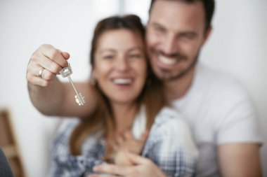 Karı ve kocanın yeni dairelerinin anahtarını tuttukları yakın plan görüntüler..