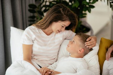 Tatlı anne ve oğul kucaklaşması 