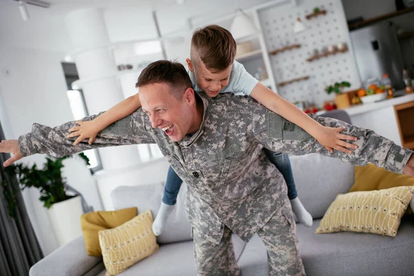 Στρατιωτικός Που Παίζει Γιο Του Στο Σπίτι — Φωτογραφία Αρχείου