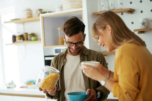 Pareja Joven Haciendo Desayuno Casa Pareja Cariñosa Comiendo Cereales Cocina — Foto de Stock