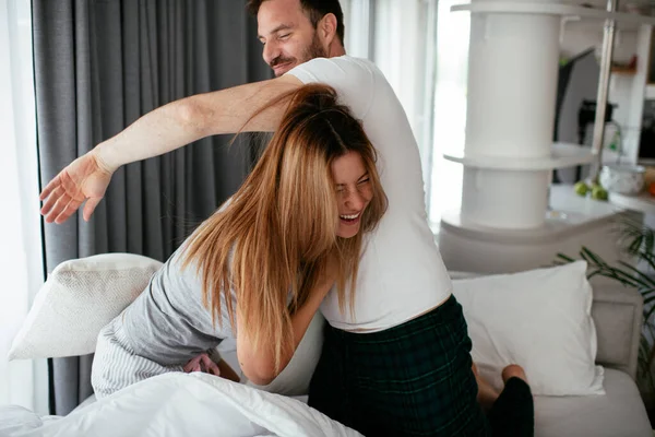 Young Couple Fighting Pillows Bed Happy Couple Having Fun Home — Stock Photo, Image