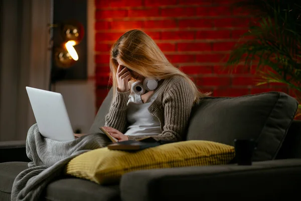 Schöne Junge Frau Studiert Und Arbeitet Hause Laptop — Stockfoto