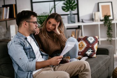 Evdeki belgeleri inceleyen çift 