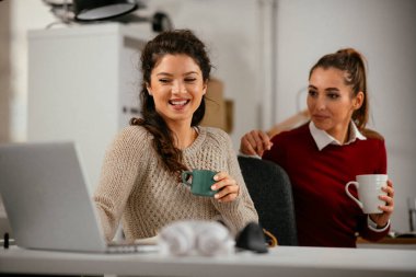 kız arkadaşlar ofiste mola veriyorlar. 