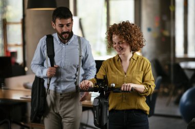 İş kadını ve işadamı ofiste iş tartışıyorlar. Birlikte çalışan iki arkadaş..