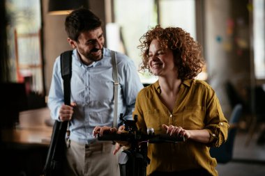 İş kadını ve işadamı ofiste iş tartışıyorlar. Birlikte çalışan iki arkadaş..