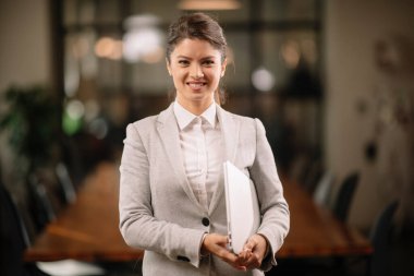 Başarılı iş kadınının portresi. Birlikte çalışma alanındaki güzel iş kadını..