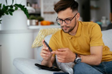 Diyabetli adam evde tükenmez kalemle kan örneği alıyor..