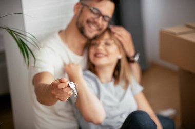 Karı ve kocanın yeni dairelerinin anahtarını tuttukları yakın plan..