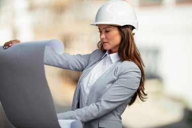 Elinde mavi izler olan güzel bir kadın mimarın portresi..