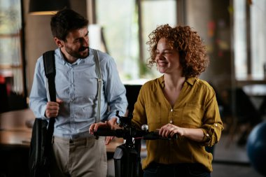 İş kadını ve işadamı ofiste iş tartışıyorlar. Birlikte çalışan iki arkadaş..