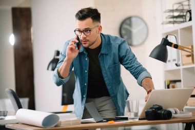 Genç işadamı çalışma sürecinde 