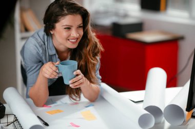 Genç sıradan bir kadın ofiste kahve içiyor. Çekici bayan yönetici yoğun bir iş gününden sonra masada oturuyor.