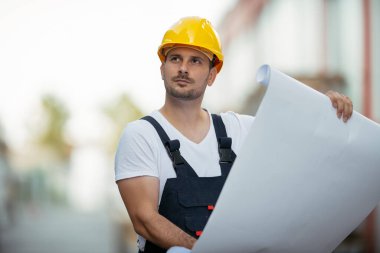 Fabrika işçisi yeni bir proje üzerinde çalışıyor. Fabrika hattı.