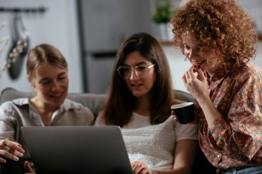 Ofiste konuşan ve gülen mutlu iş kadınları. Kahve molasında güzel kadınlar.