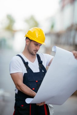 Fabrika işçisi yeni bir proje üzerinde çalışıyor. Fabrika hattı.