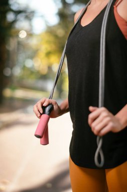 Genç bir kadın dışarıda egzersiz yapıyor.  