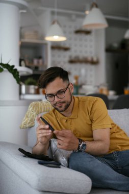 Diyabetli adam evde tükenmez kalemle kan örneği alıyor..