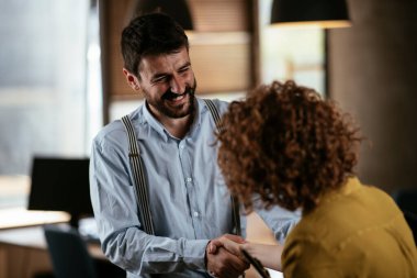 Ofiste çalışan dost canlısı meslektaşlar