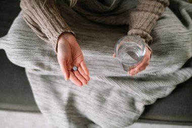 Hasta olduğu için evde. Güzel Genç Kadın Üşütmüş veya Grip Olmuş Dairesinde.