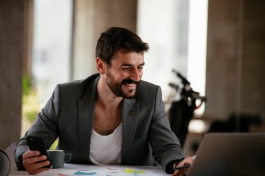 İş adamı proje üzerinde çalışıyor. Ofiste çalışan genç bir işadamı..