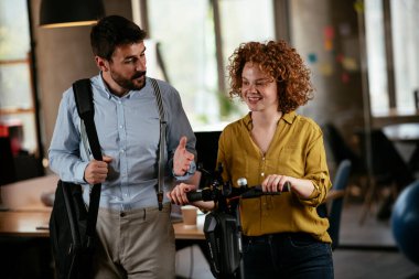 İşadamı ve iş kadını ofiste. İş kadını ve işadamı proje üzerinde çalışıyor