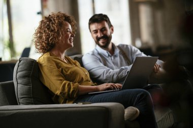 İş kadını ve işadamı ofiste iş tartışıyorlar. Birlikte çalışan iki arkadaş..