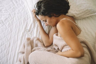 Hasta genç bir kadının yataktaki en güzel manzarası.