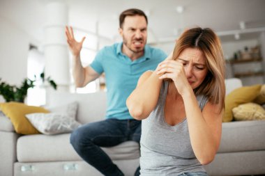 Aile içi şiddet. Koca karısını dövüyor ve bağırıyor..