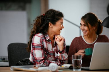 İş kadınları yeni bir proje üzerinde çalışıyor. Çözmeleri gereken problemleri tartışan üniversiteler.