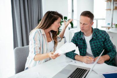 Karı koca faturaları ödemeye hazırlanıyor. Finansal sorunları olan genç bir çift.