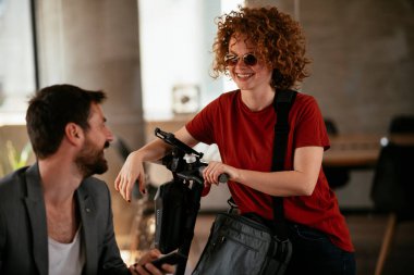 İşadamı ve iş kadını ofiste. İş kadını ve işadamı proje üzerinde çalışıyor