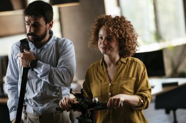 İş kadını ve işadamı ofiste iş tartışıyorlar. Birlikte çalışan iki arkadaş..