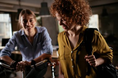 Ofiste konuşan ve gülen mutlu iş kadınları. Kahve molasında güzel kadınlar.