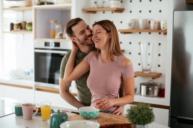 Mutlu çift mutfakta kahvaltı yapıyor. 