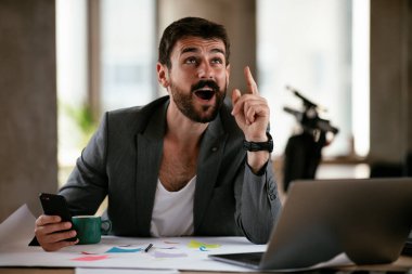 İş adamı proje üzerinde çalışıyor. Ofiste çalışan genç bir işadamı..