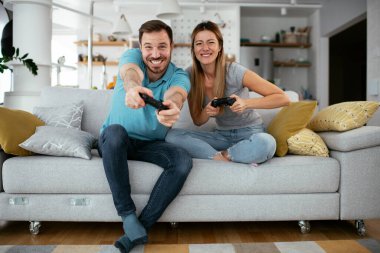 Evde video oyunu oynayan çift 