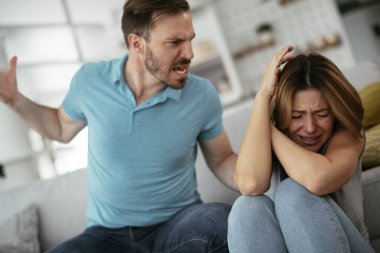 Aile içi şiddet, erkek kadına zarar verme