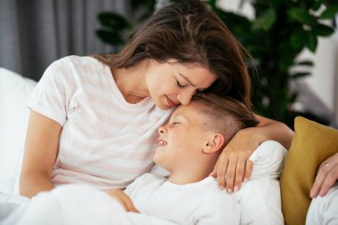 Tatlı anne ve oğul kucaklaşması 