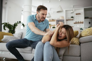 Aile içi şiddet. Koca karısını dövüyor ve bağırıyor..
