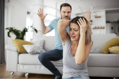 Aile içi şiddet. Koca karısını dövüyor ve bağırıyor..