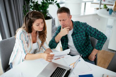 Karı koca faturaları ödemeye hazırlanıyor. Finansal sorunları olan genç bir çift.