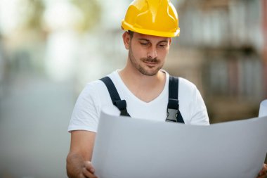 Fabrika işçisi yeni bir proje üzerinde çalışıyor. Fabrika hattı.