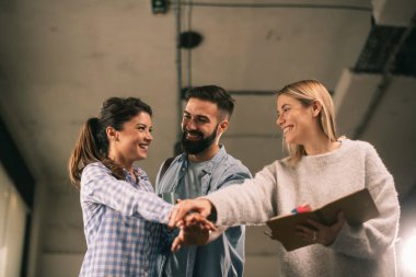 Modern açık uzay ofisinde sıradan iş adamlarından oluşan bir grup. İş kadınları ve işadamları yeni proje hakkında konuşuyor.