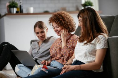 Ofiste konuşan ve gülen kızlar. Ofiste kahve içen güzel kadınlar