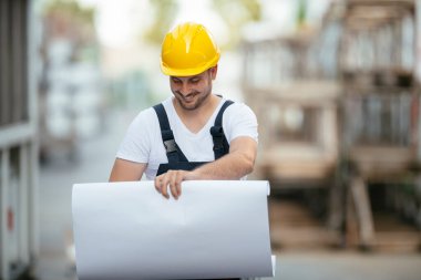 Fabrika işçisi yeni bir proje üzerinde çalışıyor. Fabrika hattı.