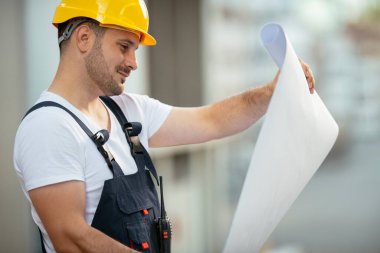 Fabrika işçisi yeni bir proje üzerinde çalışıyor. Fabrika hattı.