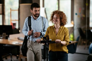 İşadamı ve iş kadını ofiste. İş kadını ve işadamı proje üzerinde çalışıyor